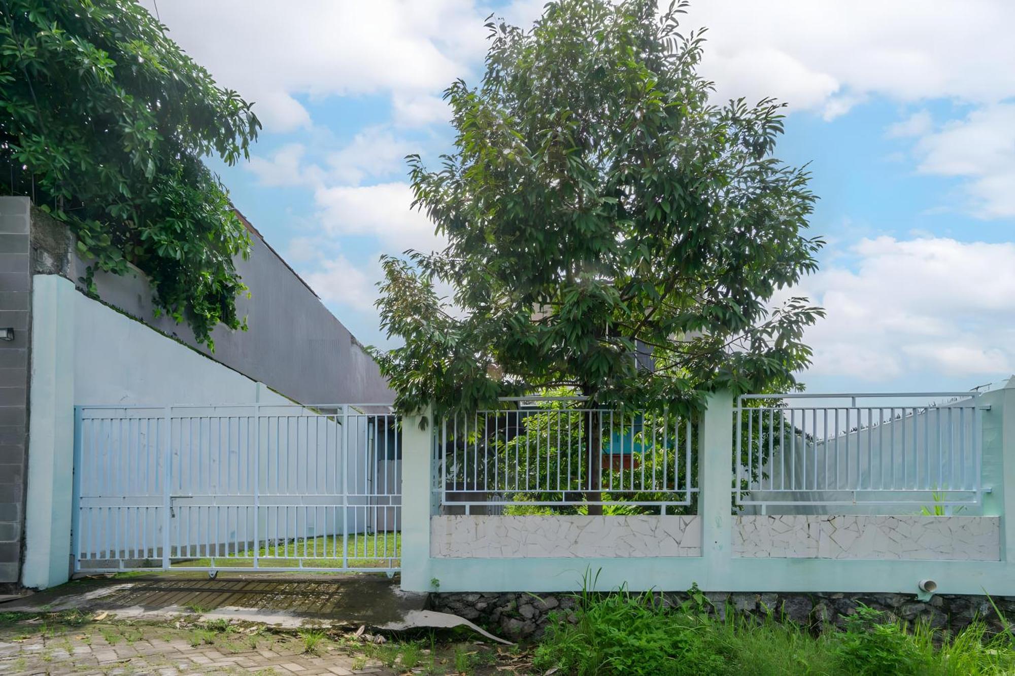 Spot On 93612 Kencana Syariah Near Masjid Al-barokah Kanyuran 2*