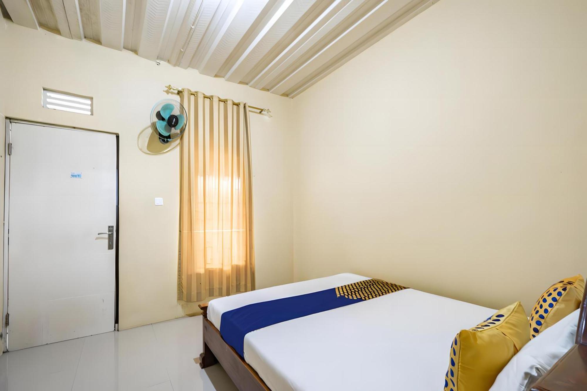 Spot On 93612 Kencana Syariah Near Masjid Al-barokah Kanyuran Hotel 2*