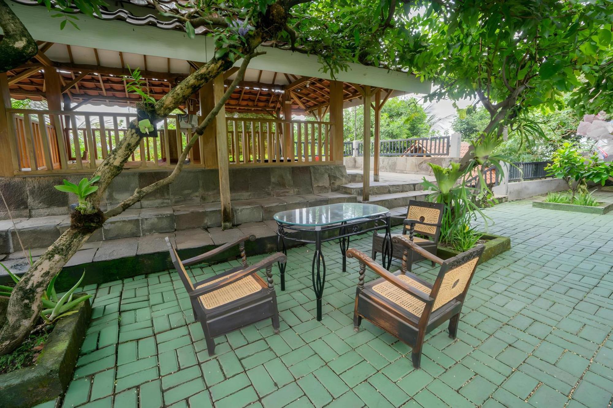 Spot On 93612 Kencana Syariah Near Masjid Al-barokah Kanyuran Hotel 2*