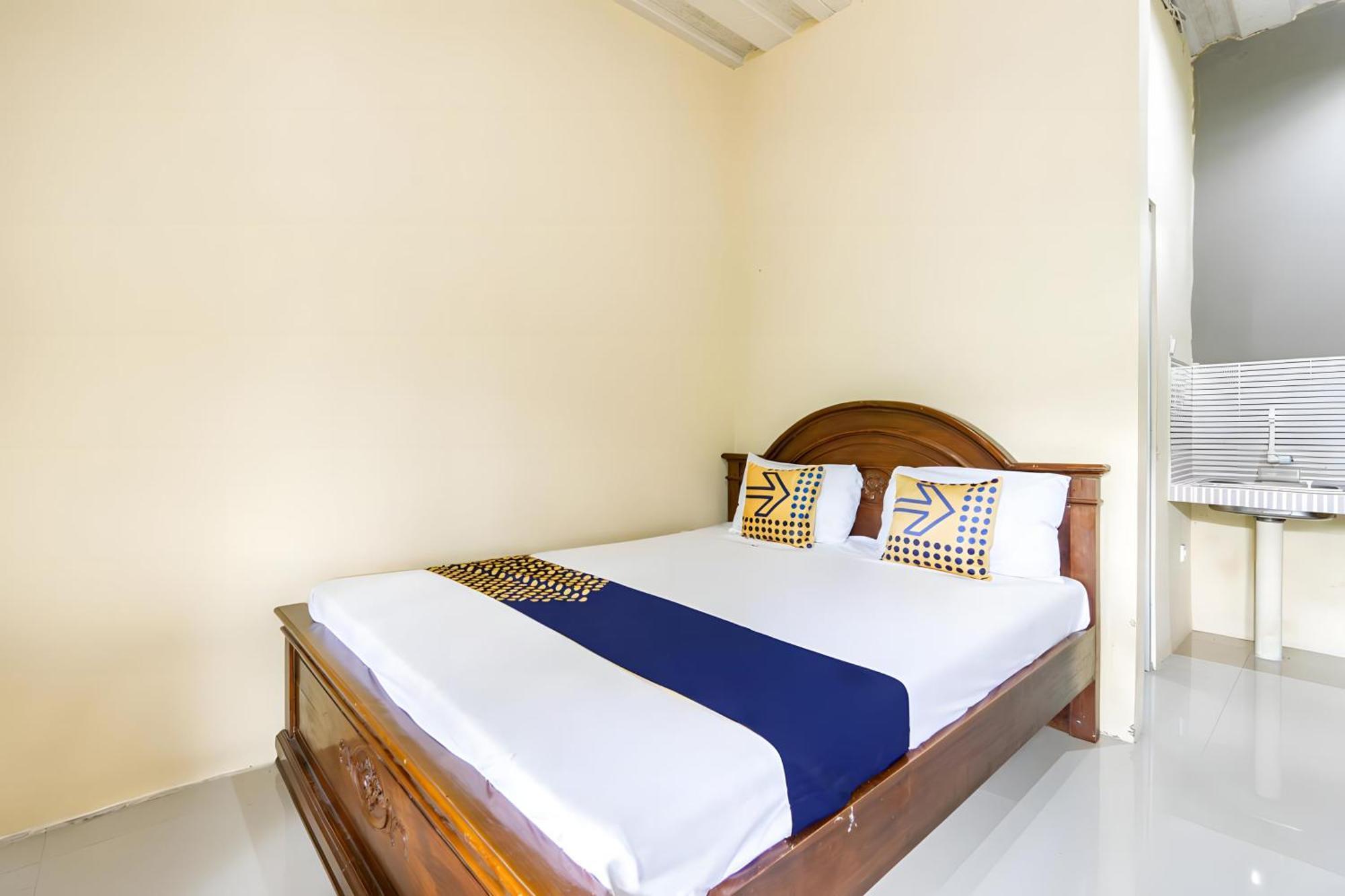 Hotel Spot On 93612 Kencana Syariah Near Masjid Al-barokah Kanyuran Mojokerto