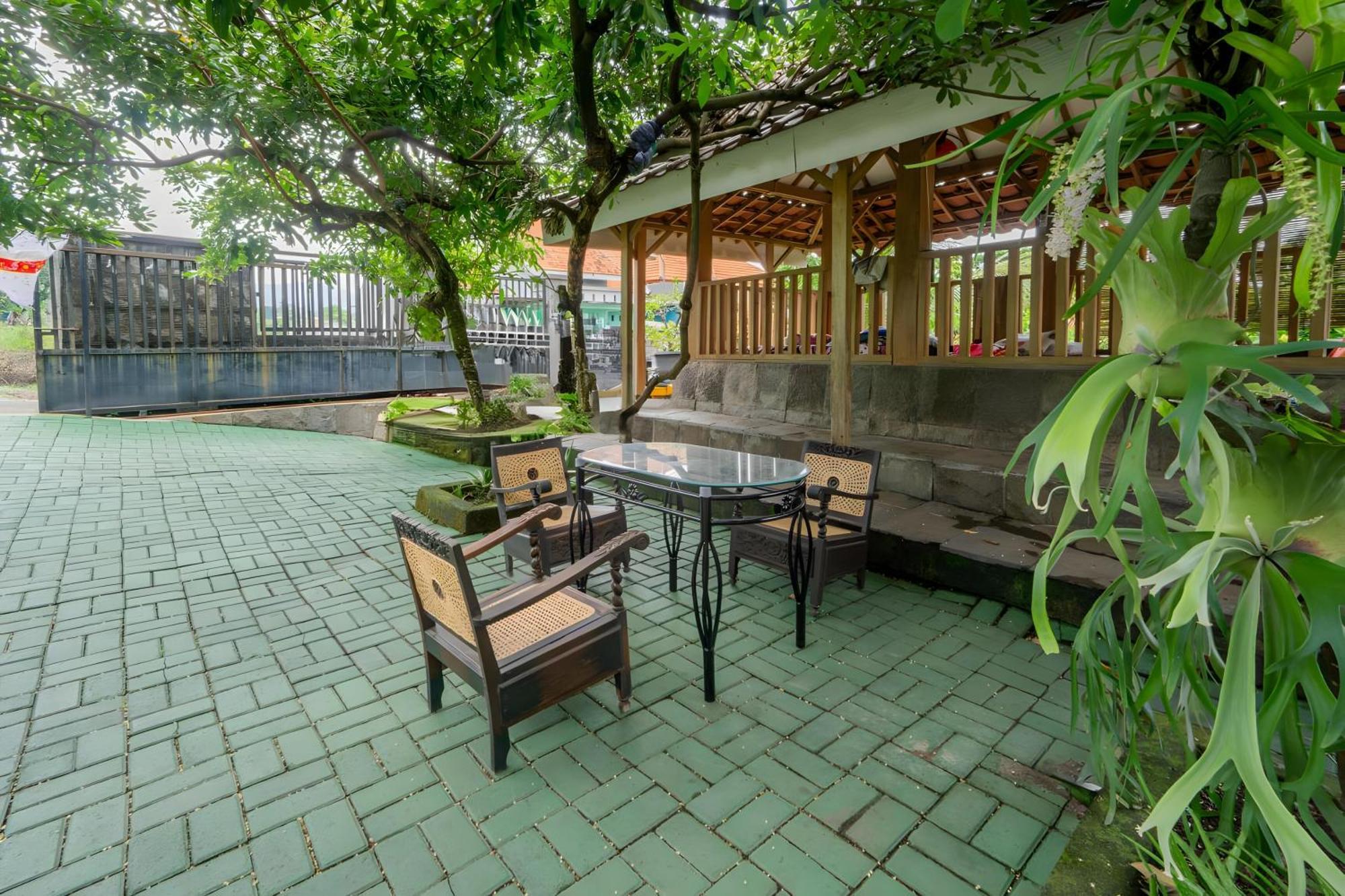Spot On 93612 Kencana Syariah Near Masjid Al-barokah Kanyuran 2* Mojokerto