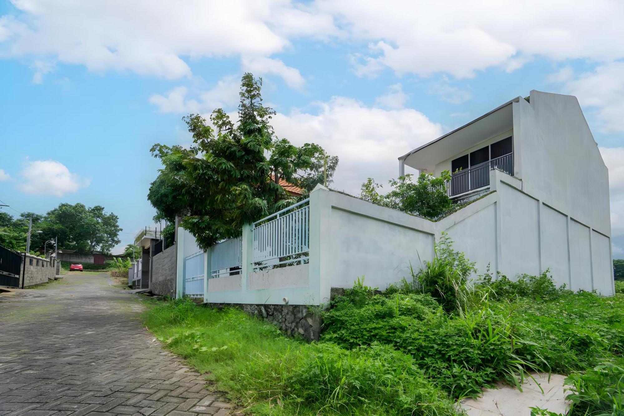 Spot On 93612 Kencana Syariah Near Masjid Al-barokah Kanyuran Hotel 2*